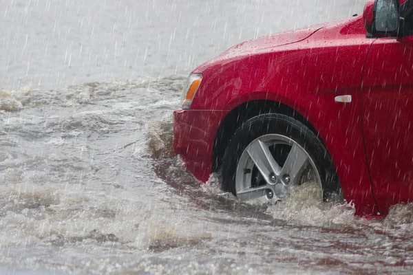 Вулиця Під Сильним Дощем Повені Червоний Автомобіль Рухається — стокове фото