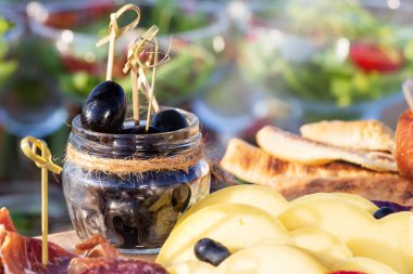 Zeytin, peynir ve domuz pastırması ile fileto kavanozda