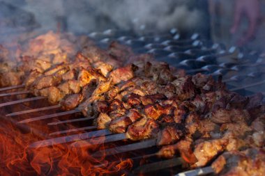 Barbekü şişleri, yanan ızgarada sebzeli et kebabı.
