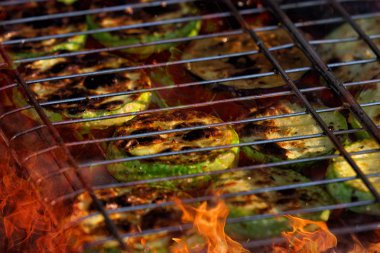 Hazır olmak için mangalda sebze var..