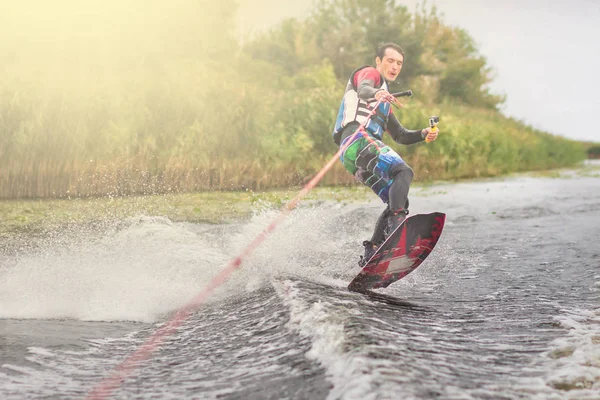 Wakeboarder Färgglada Shorts Ridning Solnedgången — Stockfoto