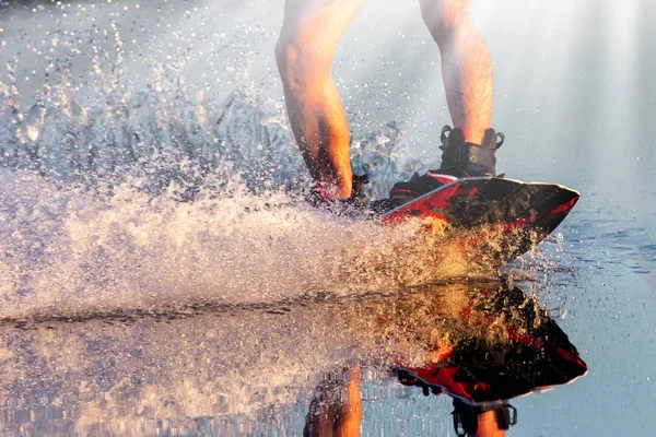 Mannelijke Atleet Rijdt Een Wakeboard Meer Zomer — Stockfoto