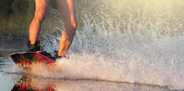 Vértes Ember Lovaglás Víz Wakeboard Nyáron Testrészek Arc Nélkül Hely — Stock Fotó