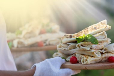 Lavaş veya pide ekmek. iki falafel ahşap plaka üzerinde. Arap çanak topları nohut veya humus kızarmış. baharatlı yemek. Sağlıklı beslenme.