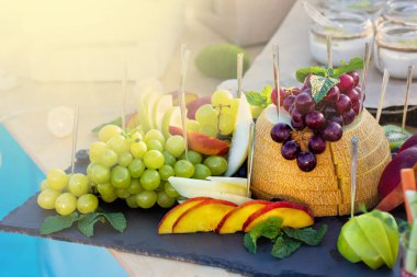 Lokantada meyve ve böğürtlen servis geçmişi