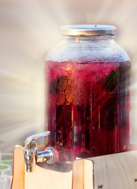 Meyve suyu suyu kavanoz dokunmayla süzülür. Taze narenciye suyu cam otel restoran masada. Açık büfe catering hizmeti kavramı.