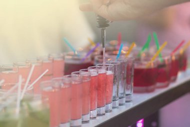 Barda çok renkli kokteyller..