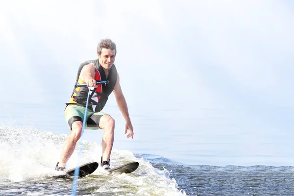 Αθλητής Θαλάσσιο Σκι Και Διασκεδάσουν Καλοκαίρι Δίπλα Στη Θάλασσα Ένας — Φωτογραφία Αρχείου