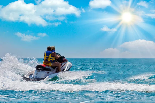 Amici Pazzi Felici Che Tuffano Dalla Moto Acqua Mare Giovani — Foto Stock