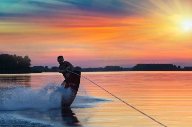 Wakeboarder sonrasında üzerinde hile yapar. Güzel yaz arka plan. Aktif tatil tatil. Yaşam kötü biçimi. Su sporları