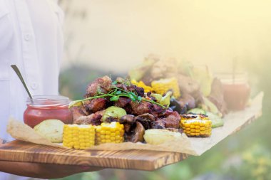 Garson, ızgara et ve sebze sunan,