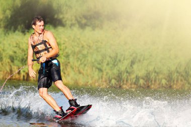 Wakeboarder trenler göle