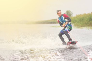 Wakeboarder trenler göle