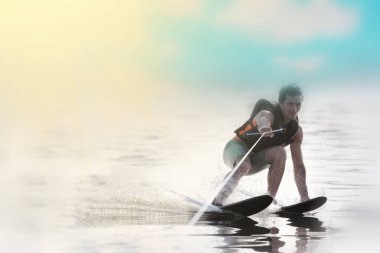 Mutlu bir adam su kayağı ve eğleniyor. Sağlıklı bir yaşam tarzı yaşam ve aktif kalıyor. Yunanistan'da bir tatil yaz aylarında yapıyor su sporları.