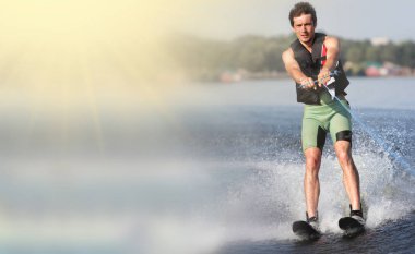 Mutlu bir adam su kayağı ve eğleniyor. Sağlıklı bir yaşam tarzı yaşam ve aktif kalıyor. Yunanistan'da bir tatil yaz aylarında yapıyor su sporları.