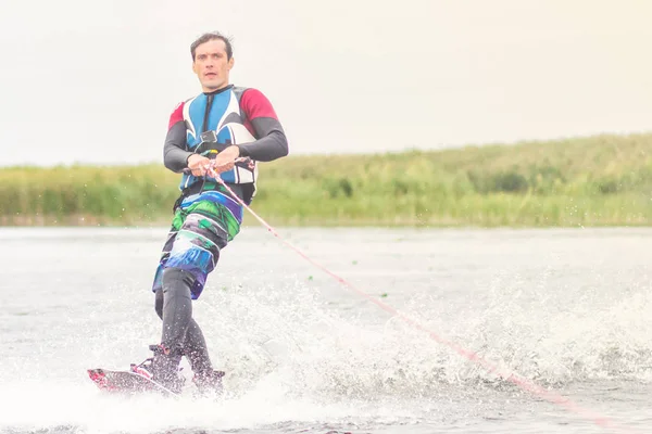 Wakeboarder Treinen Het Meer — Stockfoto