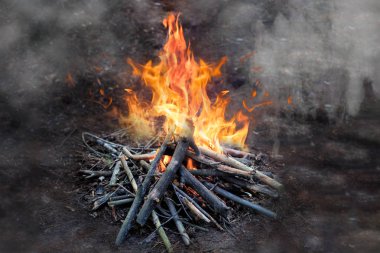 Duman, clouse-up kamp ateşi karşı büyük şenlik ateşi.