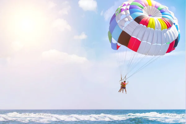 Parasailing Wasservergnügen Fliegen Mit Dem Fallschirm Hinter Einem Boot Sommerurlaub — Stockfoto