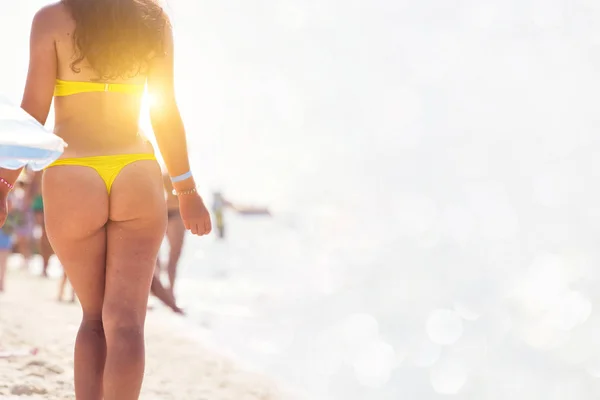 Seksi Bikini Deniz Arka Plan Üzerinde Güzel Bir Kadının Arkasında — Stok fotoğraf