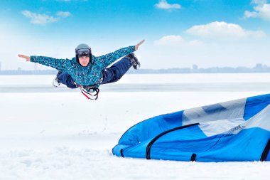 donmuş bir gölün bir snowboard üzerinde kiting