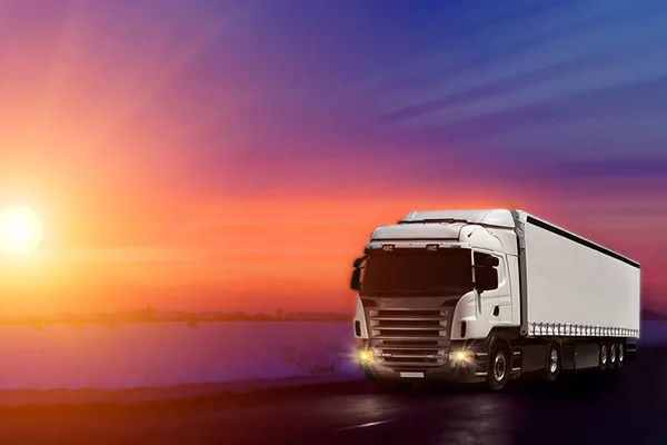 Kamyon otoyolu kargo taşımacılık kavramı konteyner ile.