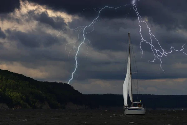 Yate Océano Acerca Una Tormenta Con Lluvia Relámpagos Fondo —  Fotos de Stock