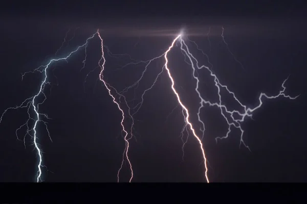 Des Éclairs Frappent Lors Orage Estival — Photo