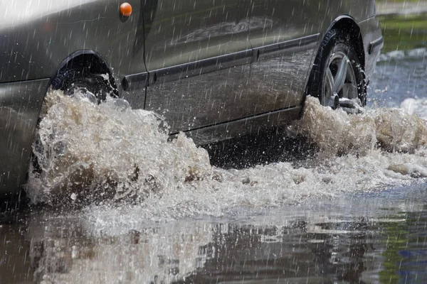Автомобільний Дощ Велика Калюжа Водяного Спрею Коліс — стокове фото