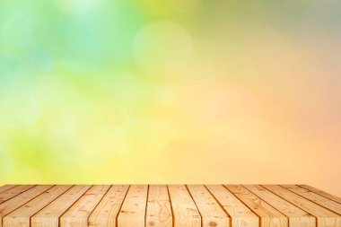 Ürün gösterimi için soyut doğal yeşil bulanık bokeh arkaplanı olan eski ahşap kalas