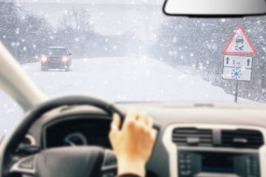 Karlı yol trafik işareti ani ve yoğun kar yağışı bir ülke yolda. Üzerinde sürüş tehlikeli hale gelir