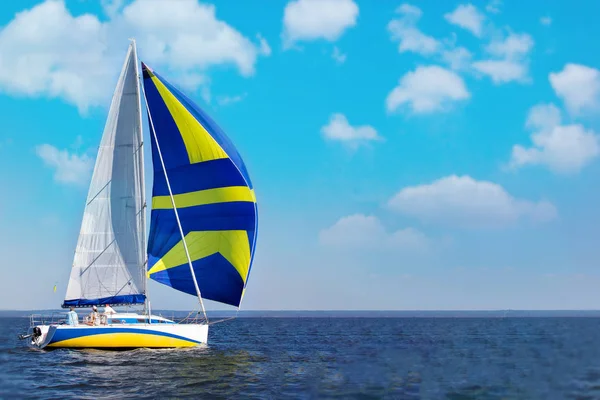 Schöne Yacht Mit Voller Geschwindigkeit Training Für Boot Race Team — Stockfoto