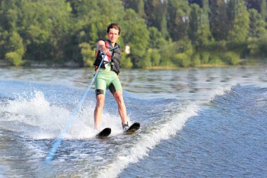 Mutlu bir adam su kayağı ve eğleniyor. Sağlıklı bir yaşam tarzı yaşam ve aktif kalıyor. Yunanistan'da bir tatil yaz aylarında yapıyor su sporları.