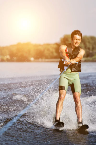 Mutlu bir adam su kayağı ve eğleniyor. Sağlıklı bir yaşam tarzı yaşam ve aktif kalıyor. Yunanistan'da bir tatil yaz aylarında yapıyor su sporları.