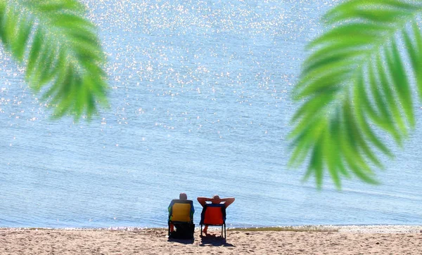 Gelukkig Echtpaar Geniet Van Luxe Ontspannen Het Strand Tijdens Zomervakanties — Stockfoto