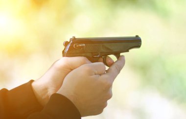 Bir silah namlu yakın çekim görüntüsü.