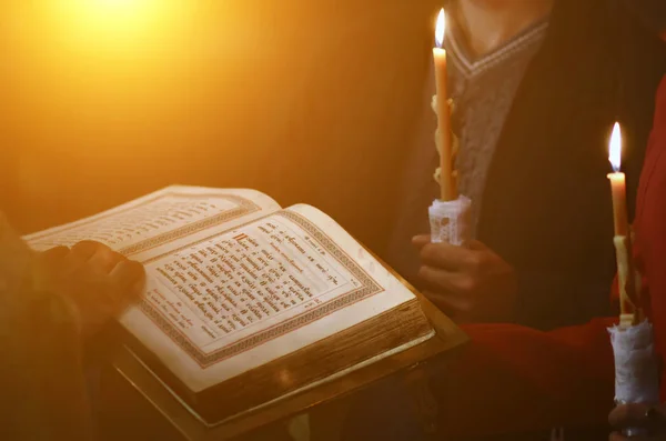 認識できない男家庭で聖書を読み 非常に熱い蝋燭の背後にあります — ストック写真