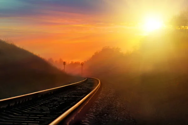 Spoorweg Tegen Mooie Hemel Bij Zonsondergang Industriële Landschap Met Treinstation — Stockfoto