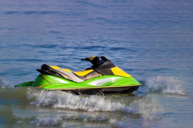 Turistler jetski okyanusta sürüş keyfini