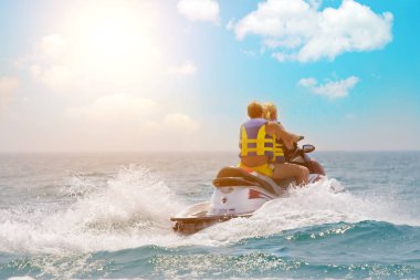 Turistler jetski okyanusta sürüş keyfini