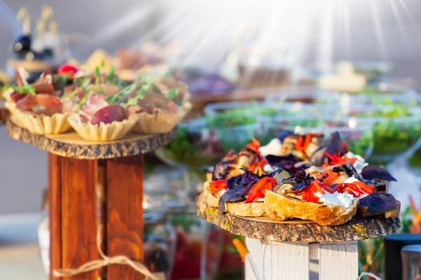 Τραπέζι Στην Αυλή Γεμάτη Από Διαφορετικά Finger Food Έτοιμη Για — Φωτογραφία Αρχείου