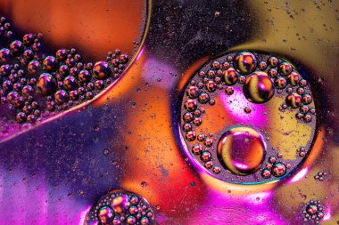 Su yüzeyine petrol damlaları soyut bir arkaplan