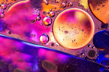 Su yüzeyine petrol damlaları soyut bir arkaplan