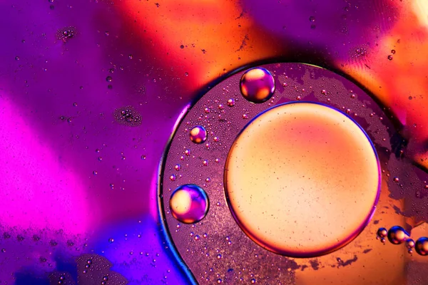 Su yüzeyine petrol damlaları soyut bir arkaplan