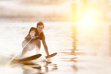 Güneşli bir gün, etkin yaz su sporu, parlak sprey ile Waterskier,
