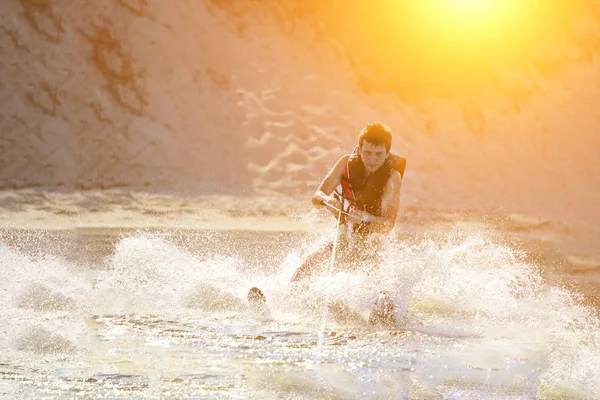 Esqui Aquático Com Spray Brilhante Dia Ensolarado Esporte Ativo Água — Fotografia de Stock