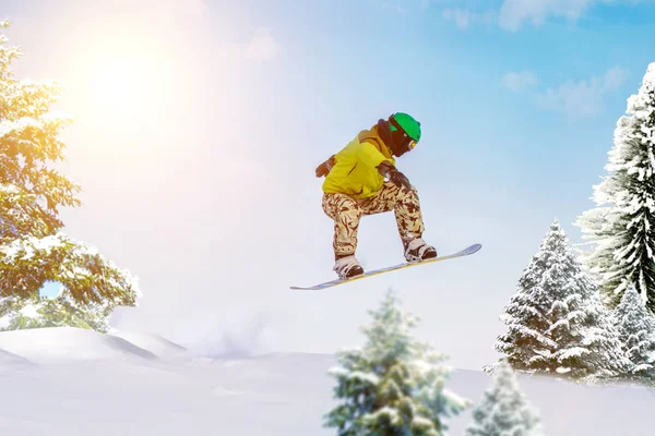 Snowboarder Saute Dans Forêt Freeride Snowboard Dans Station Ski Sheregesh — Photo