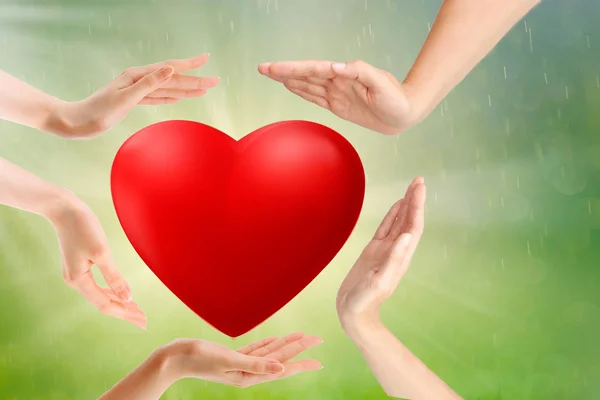 大人と子供の手が赤いハート 愛と家族の保険概念 世界心臓の日 — ストック写真