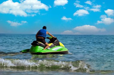 Turistler, jetski okyanus, metin için yer üzerinde sürüş keyfini. Sıcak yaz saati