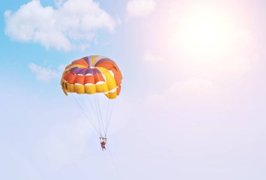 Hava paraşüt gökyüzünde. Üç yerden su paraşüt. Parasailing.