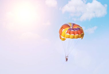 Hava paraşüt gökyüzünde. Üç yerden su paraşüt. Parasailing.